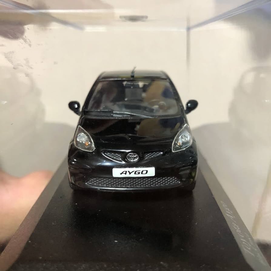 TOYOTA AYGO MINICHAMPS（トヨタ　アイゴ）ミニカー 1/43 TOYOTA AYGO MINICHAMPS（トヨタ アイゴ）ミニカー 1/43 - メルカリ